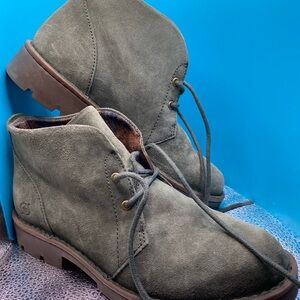 Born women’s boots green suede